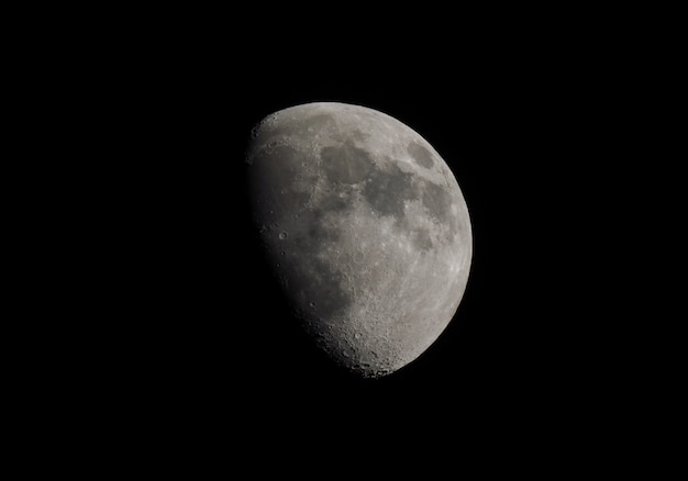 Luna gibbosa vista con il telescopio