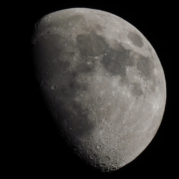 Luna gibbosa vista con il telescopio