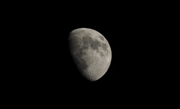 Luna gibbosa vista con il telescopio