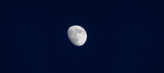 Luna luminosa nel cielo blu