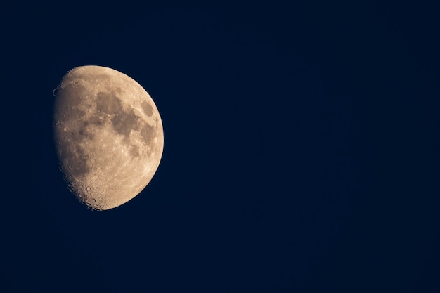 Luna nel cielo con crateri visibili