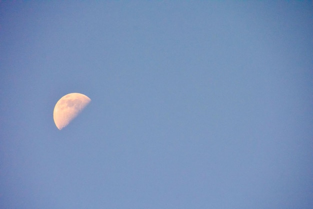 Luna nel cielo notturno