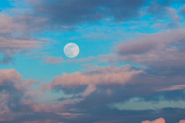 Luna nel cielo nuvoloso durante il giorno