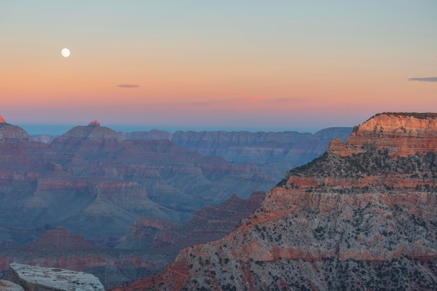 Luna nel Grand Canyon al tramonto