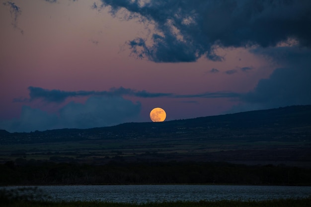 Luna piena al crepuscolo