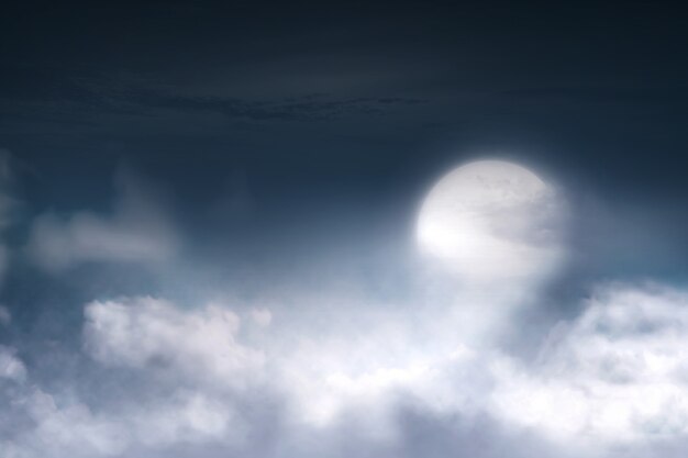 Luna piena con cloudscape sul cielo