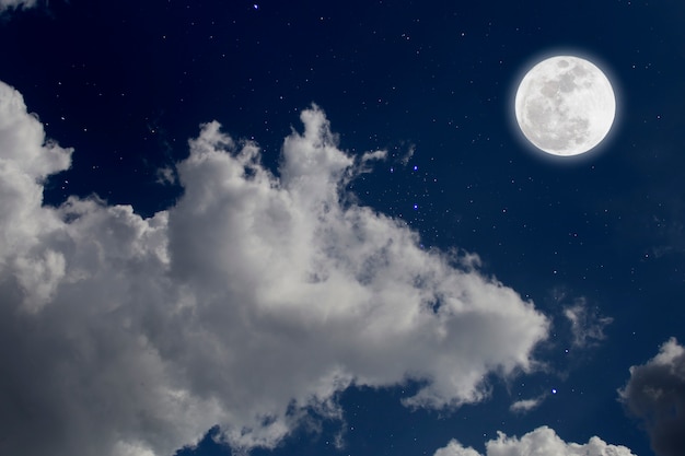 Luna piena con sfondo stellato e nuvole. Notte romantica.