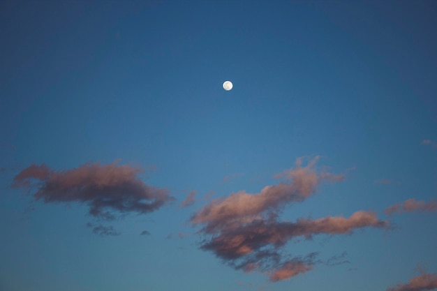 Luna piena e nuvole al tramonto