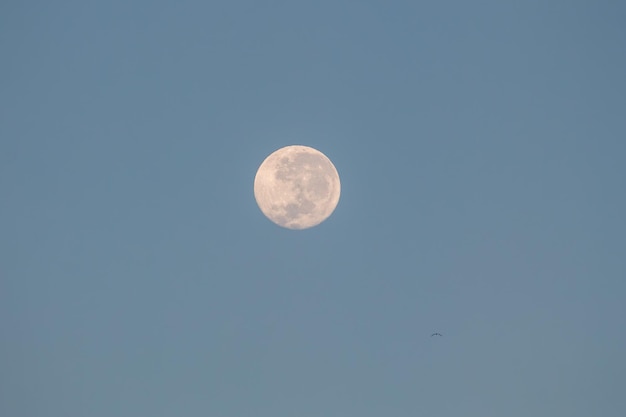 luna piena nel cielo di Rio de Janeiro in Brasile