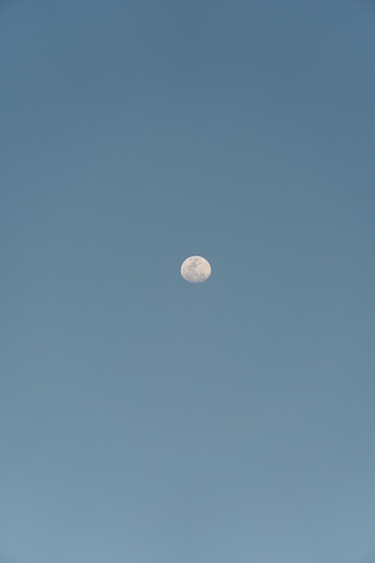 Luna piena nel cielo di Saquarema a Rio de Janeiro, Brasile.