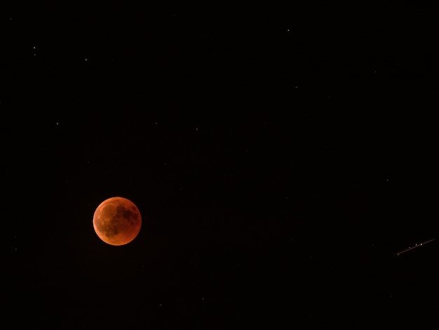 Luna piena rossa di eclissi lunare.