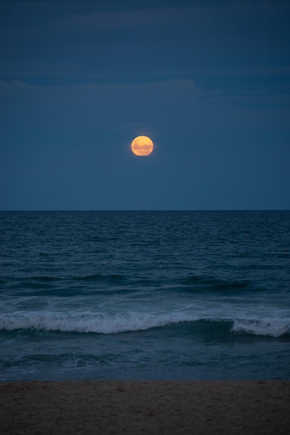 Luna piena sul mare