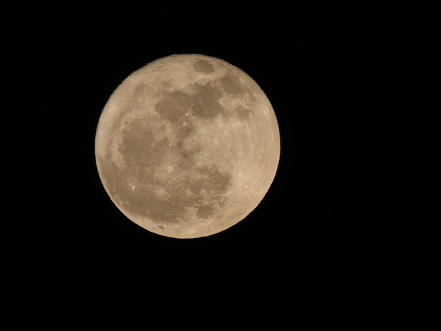 Luna piena vista con il telescopio