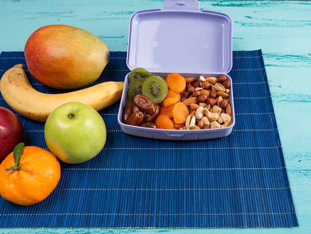 Lunch box con cibo appetitoso e su un tavolo di legno chiaro. Copia spazio.