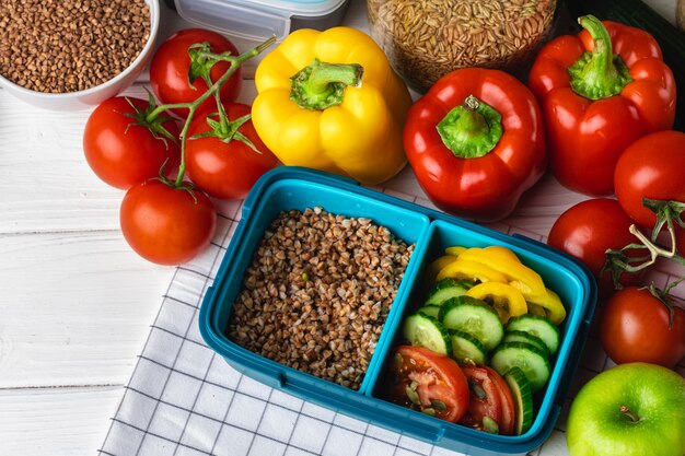 Lunch box con grano saraceno cotto e insalata di verdure fresche