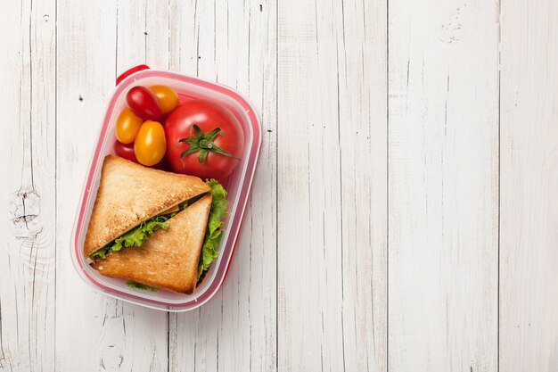 Lunch box con panino e pomodori