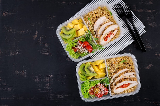 Lunch box con pollo, bulgur, microgreens, pomodoro e frutta