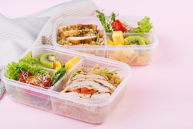 Lunch box con pollo, bulgur, microgreens, pomodoro e frutta