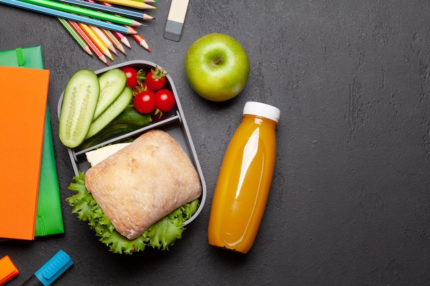 Lunch box con sandwich di verdure e succo