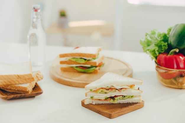 Lunch box e cibo sano su sfondo isolato isolated