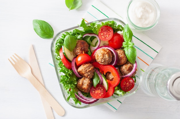 Lunch box Keto paleo con polpette, lattuga, pomodoro, cetriolo, peperone