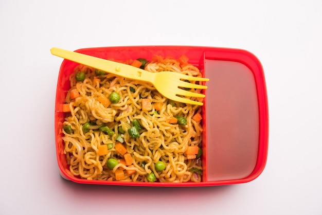 Lunch Box o Tiffin per bambini indiani, contiene noodles caldi con verdure fresche insieme a ketchup di pomodoro. messa a fuoco selettiva