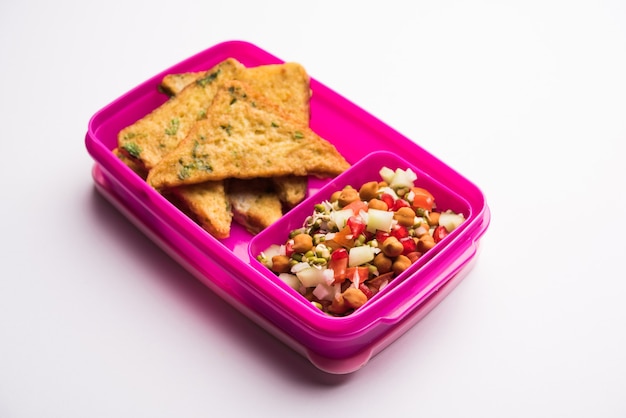 Lunch Box o Tiffin per bambini indiani, include pane frittata pakora con ketchup o germogli, messa a fuoco selettiva