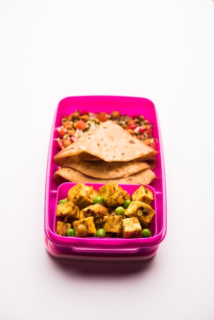 Lunch Box o Tiffin per bambini indiani, sabzi Hot Paneer caldo con roti o chapati, accompagnato con germogli