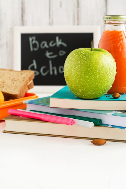 Lunch box per la scuola con sandwich, frutta e noci