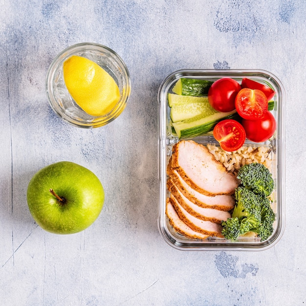 Lunch box sano ed equilibrato con pollo, riso, verdure. Cibo per ufficio, concetto di stile di vita sano.