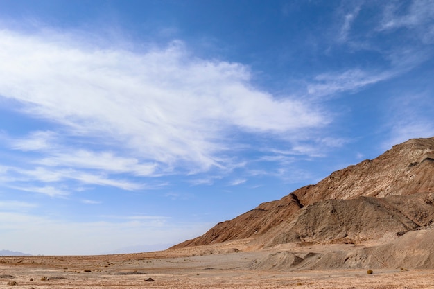 lunga autostrada nel deserto del Gobi, la strada è stata sabbia che soffia con sfondo deserto in Qingha.China