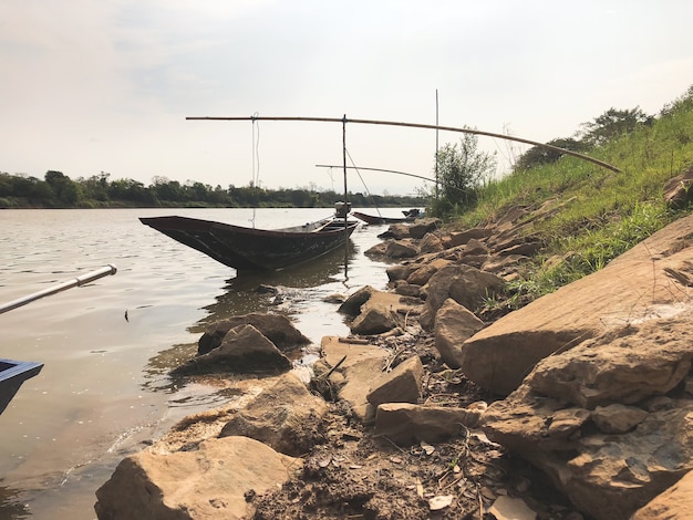 Lunga coda lungo il fiume Mekong.
