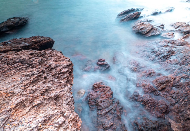 Lunga esposizione del mare con onde lisce e paesaggio roccioso Natura del periodo delle vacanze di Seascape per vacanze rilassanti