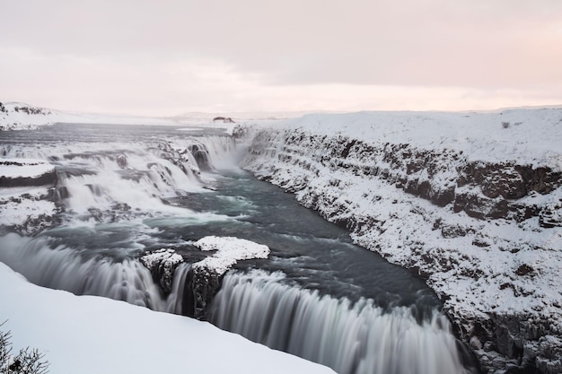 Lunga esposizione della cascata durante l'inverno