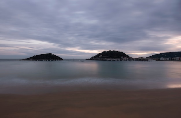 Lunga esposizione della spiaggia di la Concha, san sebastian. Spagna