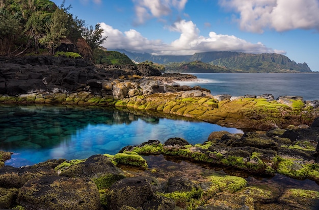 Lunga esposizione delle calme acque di Queen's Bath, una piscina rocciosa al largo di Princeville, sulla costa nord di Kauai