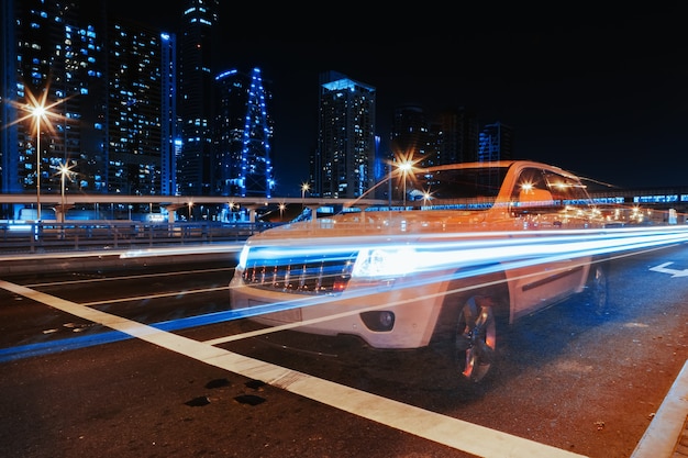 Lunga esposizione di auto in movimento su strada notturna a dubai