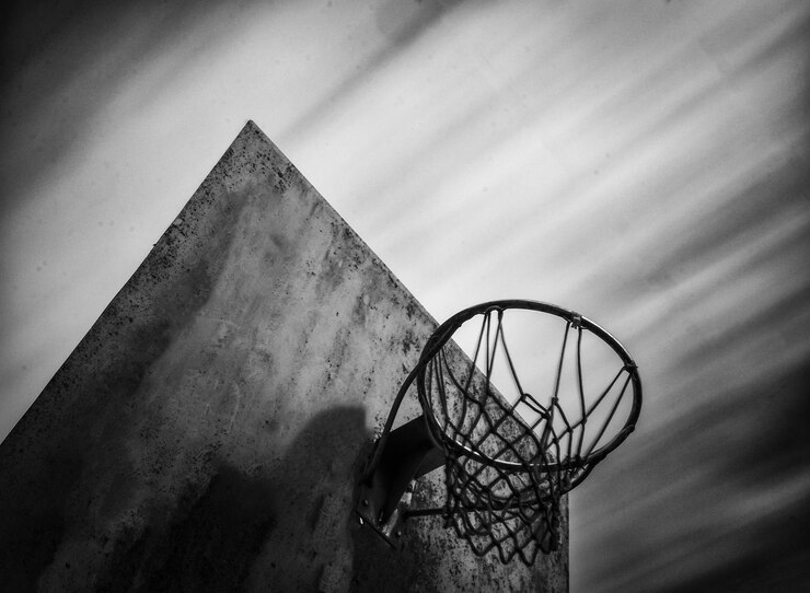 Lunga esposizione di basket in bianco e nero