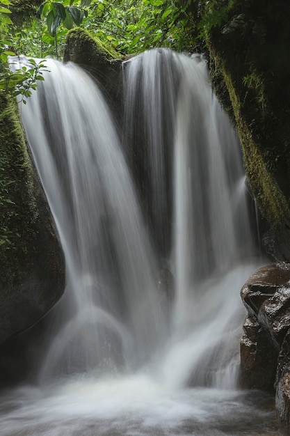 lunga esposizione di una cascata