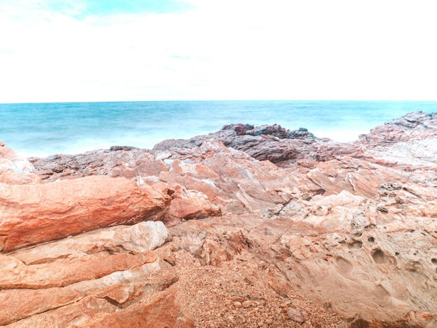 Lunga esposizione Rocce marine Atmosfera romantica in una tranquilla mattinata in mare Magnifica vista nell'ora blu sulla costa del Mar Nero in Bulgaria