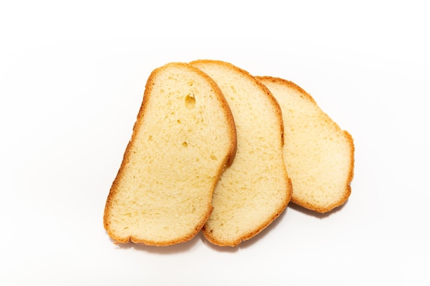 Lunga pagnotta di pane integrale su sfondo bianco