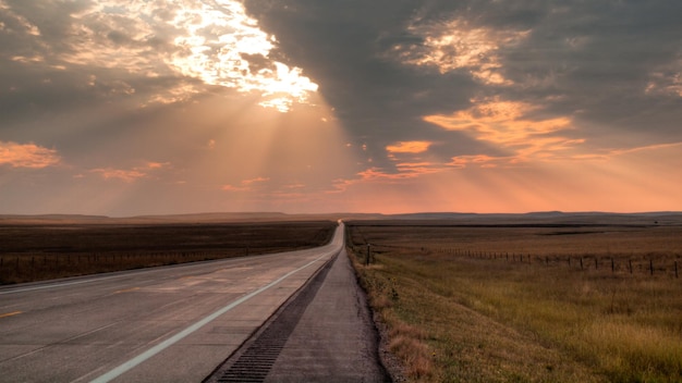 Lunga strada al tramonto in South Dakota.