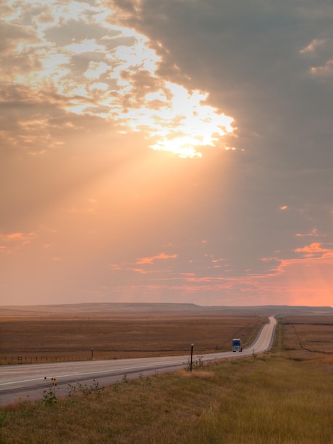 Lunga strada al tramonto in South Dakota.