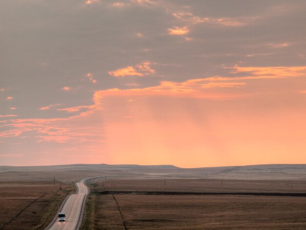 Lunga strada al tramonto in South Dakota.