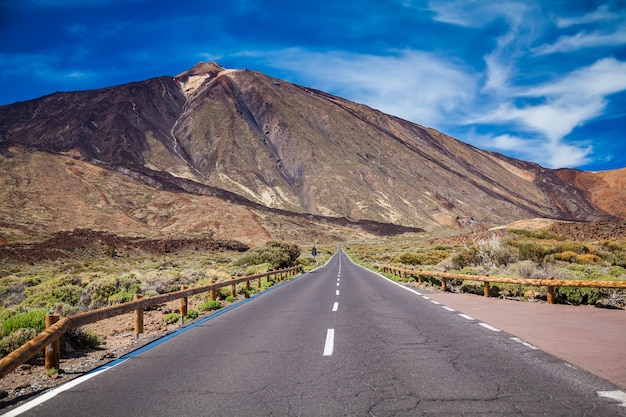 Lunga strada verso il vulcano Teide nella valle del Parco Nazionale a Tenerife, Isole Canarie, Spagna