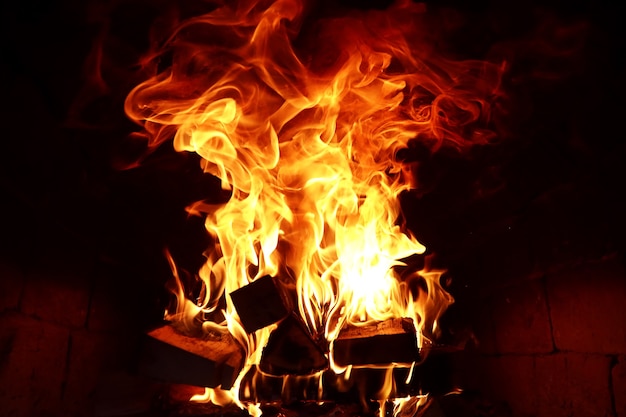 Lunghe lingue di fiamma di fuoco ardente in un forno di mattoni