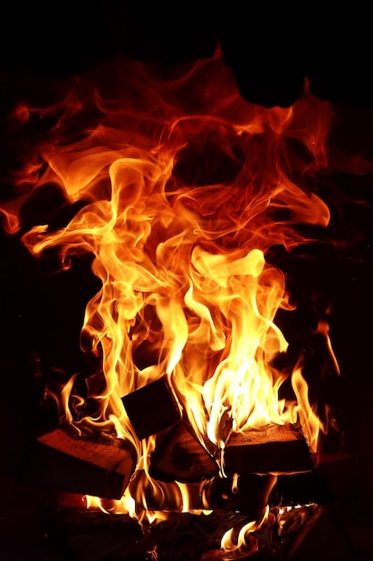 Lunghe lingue di fiamma di fuoco ardente