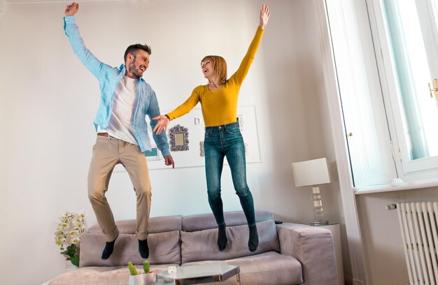 Lunghezza completa di un giovane sorridente a casa