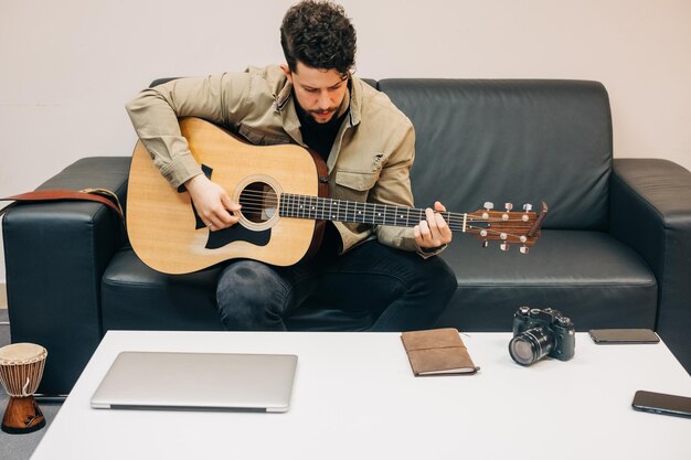 Lunghezza completa di un uomo che suona la chitarra