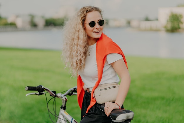 Lunghezza completa di una donna in bicicletta